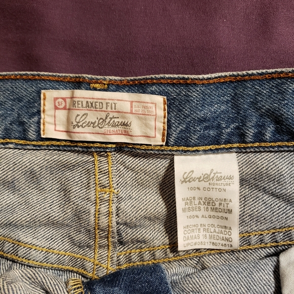 Woman's Levi's Jeans - Picture 2 of 5